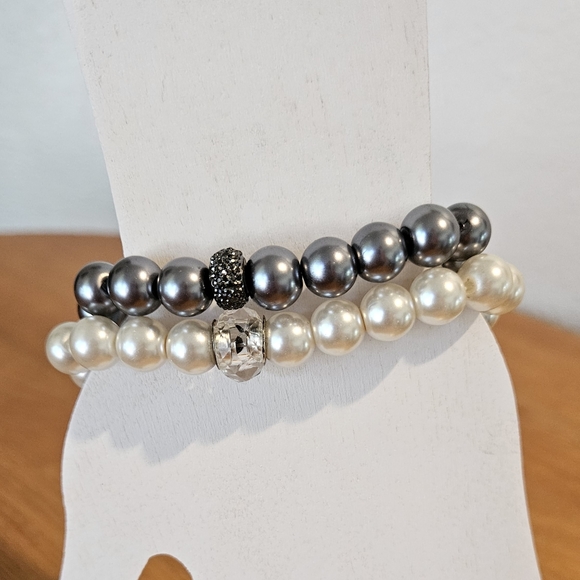 NWT'S- COWGIRL CONFETTI - White/Gray Beaded Bracelet Set with Bangles - Picture 3 of 3